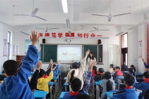 雷竞技raybet官网版下载：一堂别开生面的“双语”思政课