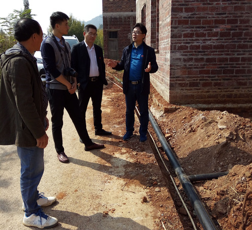 彭立威实地考察村民饮水工程 彭立威实地考察村民饮水工程