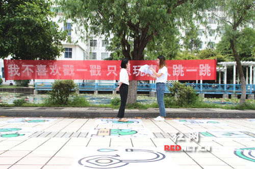 雷竞技raybet官网版下载：真人版“跳一跳”传递环保理念