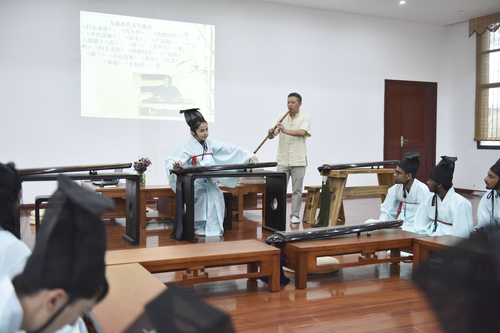 6月21日,雷竞技raybet官网版下载国学院,古乐老师欧阳平彪与来自塔吉克斯坦的留学生sayora(佑娜)在合奏《高山流水》。 李谌涵 摄 6月21日,雷竞技raybet官网版下载国学院,古乐老师欧阳平彪与来自塔吉克斯坦的留学生sayora(佑娜)在合奏《高山流水》。 李谌涵 摄