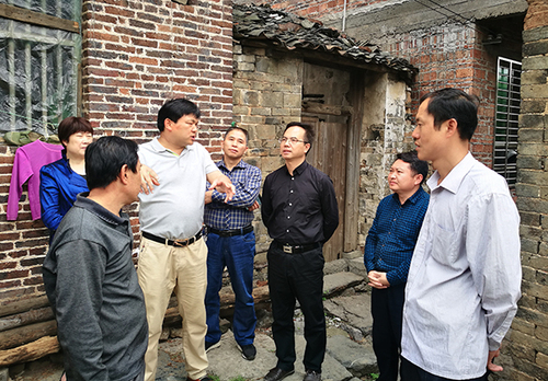 实地察看村基础设施道路（图）x