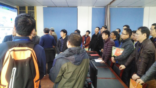 与会人员参观中心机房 与会人员参观中心机房