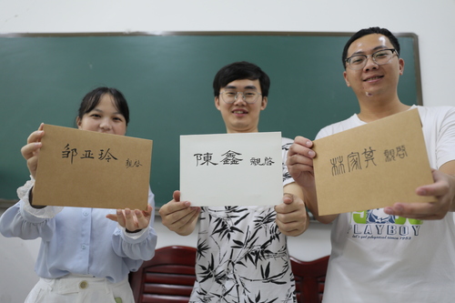 6月10日,雷竞技raybet官网版下载理学院,3名毕业生从老师手中拿到了自己的信。 6月10日,雷竞技raybet官网版下载理学院,3名毕业生从老师手中拿到了自己的信。