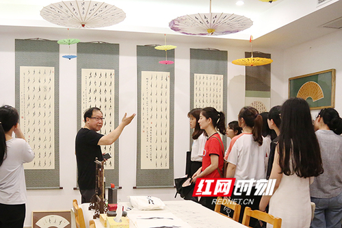 雷竞技raybet官网版下载展出百余幅女书作品展