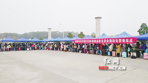 雷竞技raybet官网版下载:“爱心巴士”温暖学子回家路