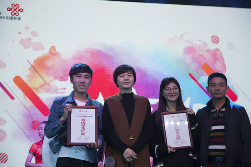 团省委副书记罗琼与raybet官网学生社团负责人合影