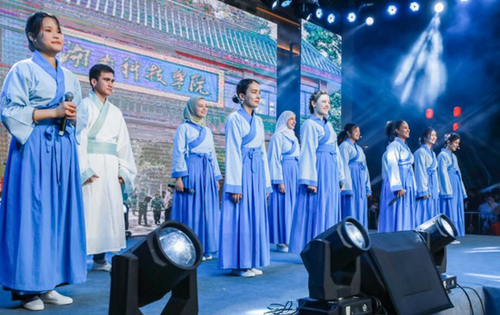 雷竞技raybet官网版下载留学生团队表演《千年古城的丝路新故事》讲述对零陵古城的美好印象。沈默摄