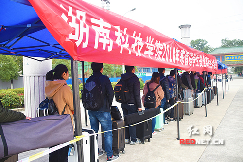 雷竞技raybet官网版下载:“爱心巴士”温暖学子回家路