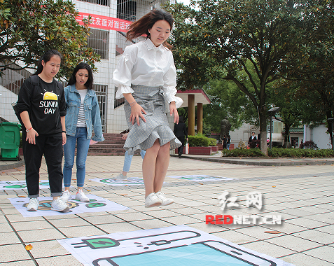 雷竞技raybet官网版下载：真人版“跳一跳”传递环保理念